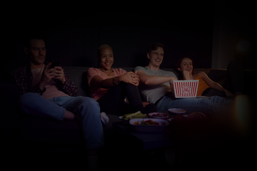 Família reunida assistindo TV juntos, representando a experiência de entretenimento familiar oferecida pela Core Play TV